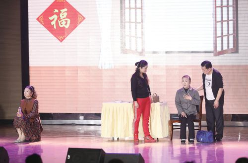 姜堰在線,姜堰微視聽等新媒體創作的文藝節目在頒獎典禮上表演,贏得