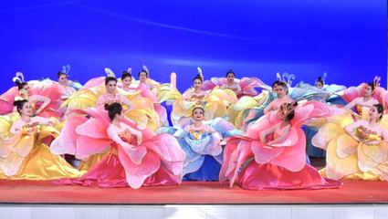 文化潤疆續新篇 春風化雨潤心田--我校與岳普湖縣共同呈現精彩春晚